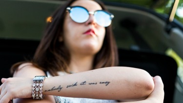 Cómo hablar con su adolescente sobre los tatuajes: explicación del informe clínico de la AAP - HealthyChildren.org